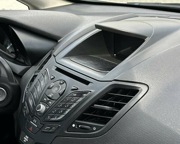 Білий Форд Фієста, об'ємом двигуна 1.6 л та пробігом 165 тис. км за 7400 $, фото 22 на Automoto.ua