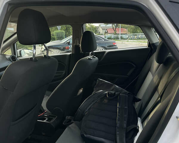 Білий Форд Фієста, об'ємом двигуна 1.6 л та пробігом 165 тис. км за 7400 $, фото 7 на Automoto.ua