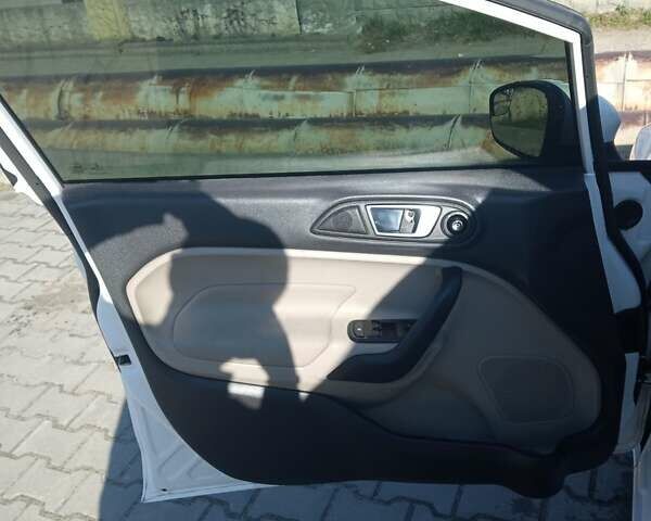 Білий Форд Фієста, об'ємом двигуна 1.6 л та пробігом 140 тис. км за 8000 $, фото 7 на Automoto.ua