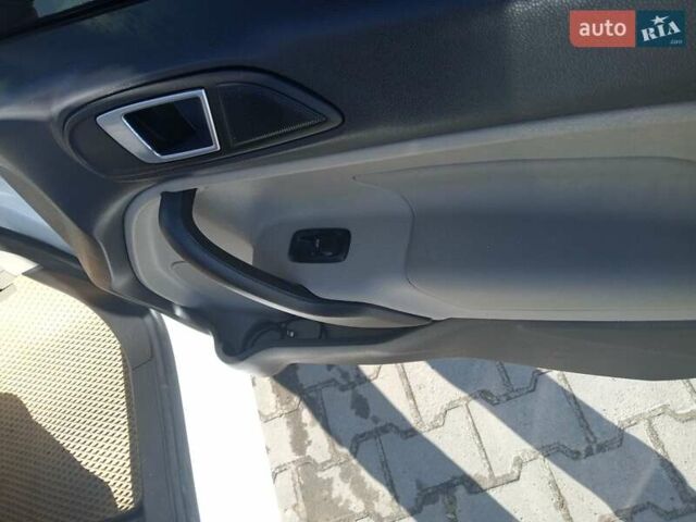 Білий Форд Фієста, об'ємом двигуна 1.6 л та пробігом 140 тис. км за 8000 $, фото 6 на Automoto.ua