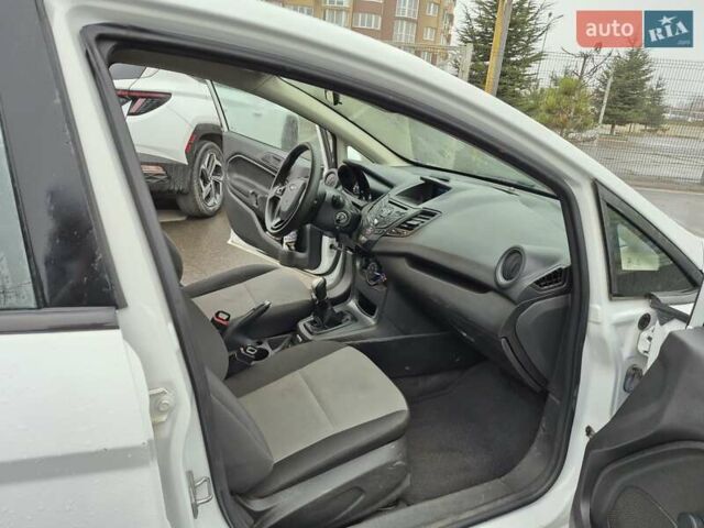 Белый Форд Фиеста, объемом двигателя 1.6 л и пробегом 132 тыс. км за 5000 $, фото 7 на Automoto.ua