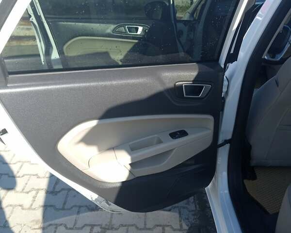 Білий Форд Фієста, об'ємом двигуна 1.6 л та пробігом 140 тис. км за 8000 $, фото 11 на Automoto.ua