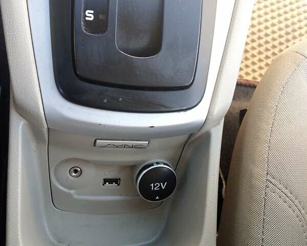 Білий Форд Фієста, об'ємом двигуна 1.6 л та пробігом 140 тис. км за 8000 $, фото 17 на Automoto.ua