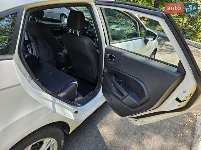 Белый Форд Фиеста, объемом двигателя 1.6 л и пробегом 115 тыс. км за 8700 $, фото 4 на Automoto.ua