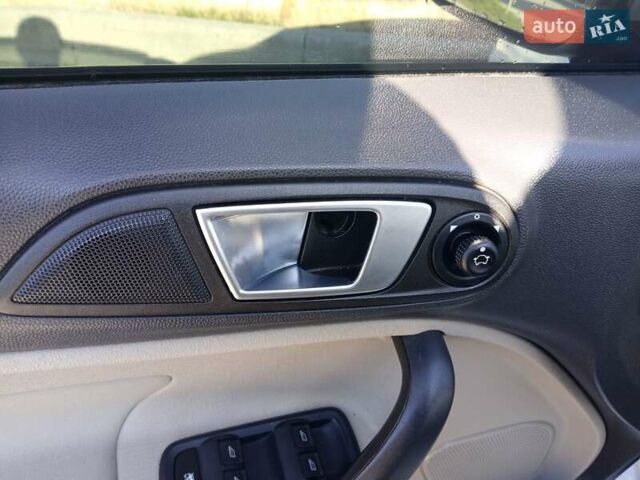 Білий Форд Фієста, об'ємом двигуна 1.6 л та пробігом 140 тис. км за 8000 $, фото 10 на Automoto.ua