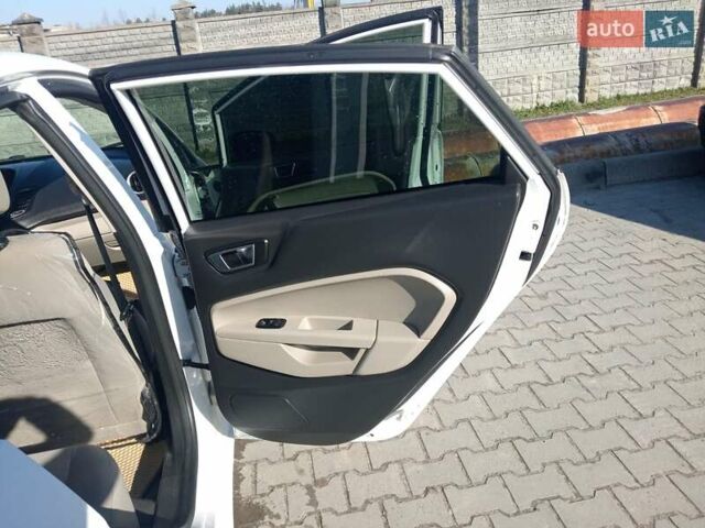 Білий Форд Фієста, об'ємом двигуна 1.6 л та пробігом 140 тис. км за 8000 $, фото 5 на Automoto.ua
