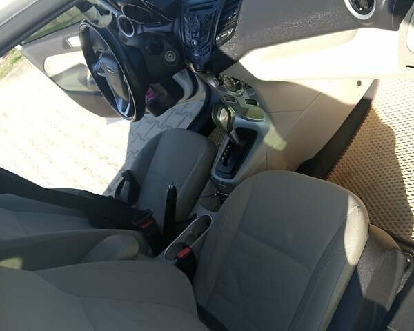 Білий Форд Фієста, об'ємом двигуна 1.6 л та пробігом 140 тис. км за 8000 $, фото 9 на Automoto.ua