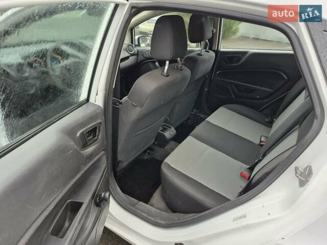 Белый Форд Фиеста, объемом двигателя 1.6 л и пробегом 132 тыс. км за 5000 $, фото 8 на Automoto.ua