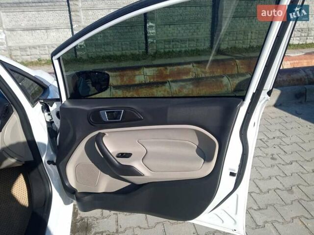 Білий Форд Фієста, об'ємом двигуна 1.6 л та пробігом 140 тис. км за 8000 $, фото 4 на Automoto.ua