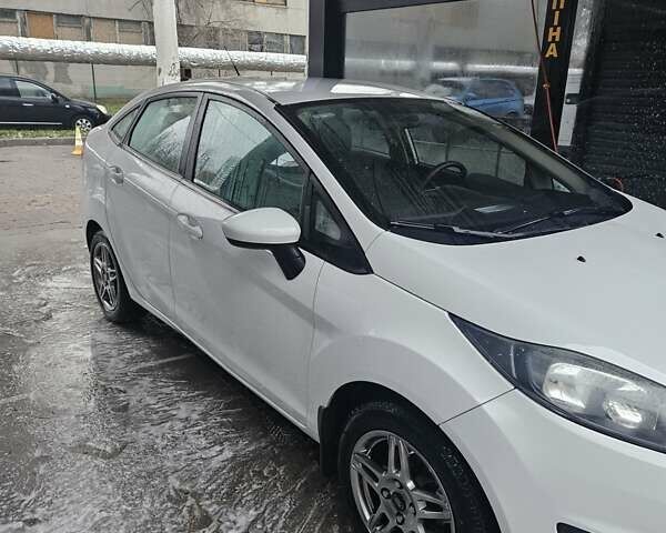 Белый Форд Фиеста, объемом двигателя 1.6 л и пробегом 144 тыс. км за 8500 $, фото 2 на Automoto.ua