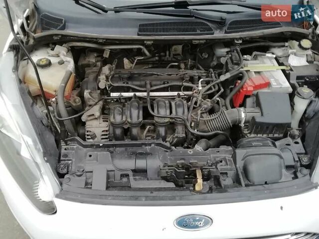 Білий Форд Фієста, об'ємом двигуна 1.6 л та пробігом 102 тис. км за 8600 $, фото 16 на Automoto.ua