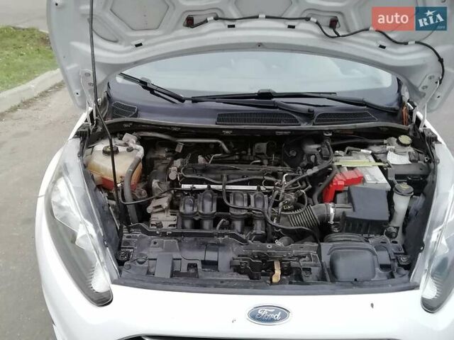 Білий Форд Фієста, об'ємом двигуна 1.6 л та пробігом 102 тис. км за 8600 $, фото 15 на Automoto.ua