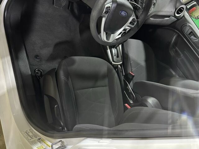 Белый Форд Фиеста, объемом двигателя 0 л и пробегом 114 тыс. км за 8600 $, фото 7 на Automoto.ua