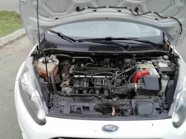 Белый Форд Фиеста, объемом двигателя 1.6 л и пробегом 102 тыс. км за 8600 $, фото 13 на Automoto.ua