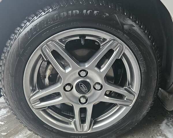 Белый Форд Фиеста, объемом двигателя 1.6 л и пробегом 144 тыс. км за 8500 $, фото 7 на Automoto.ua