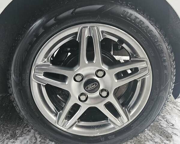 Белый Форд Фиеста, объемом двигателя 1.6 л и пробегом 144 тыс. км за 8500 $, фото 6 на Automoto.ua