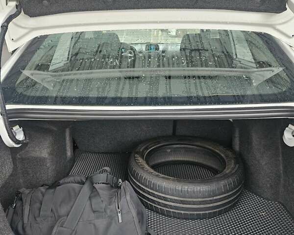 Белый Форд Фиеста, объемом двигателя 1.6 л и пробегом 144 тыс. км за 8500 $, фото 14 на Automoto.ua