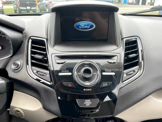 Форд Фиеста 2017 в Киеве на Automoto.ua Белый Форд Фиеста, объемом двигателя 1.6 л и пробегом 66 тыс. км за 5000 $, фото 9 на Automoto.ua