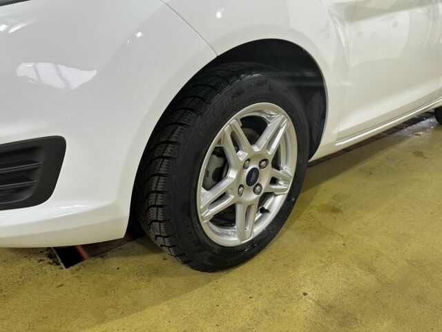 Белый Форд Фиеста, объемом двигателя 0 л и пробегом 114 тыс. км за 8600 $, фото 5 на Automoto.ua