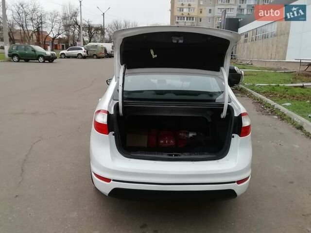 Білий Форд Фієста, об'ємом двигуна 1.6 л та пробігом 102 тис. км за 8600 $, фото 17 на Automoto.ua