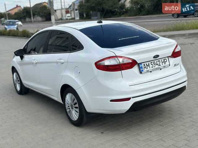 Білий Форд Фієста, об'ємом двигуна 1.6 л та пробігом 186 тис. км за 7850 $, фото 3 на Automoto.ua