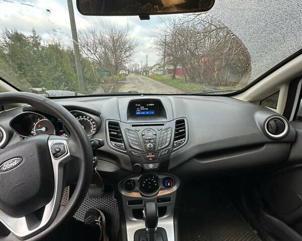 Білий Форд Фієста, об'ємом двигуна 1.6 л та пробігом 121 тис. км за 7500 $, фото 4 на Automoto.ua