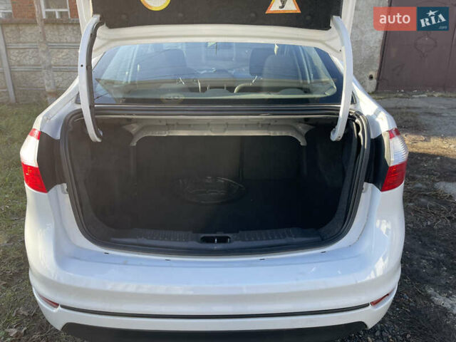 Белый Форд Фиеста, объемом двигателя 1.6 л и пробегом 153 тыс. км за 7000 $, фото 10 на Automoto.ua