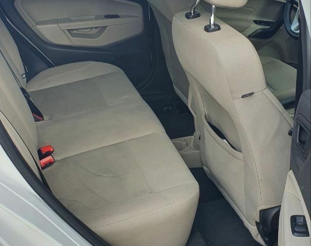 Белый Форд Фиеста, объемом двигателя 1.6 л и пробегом 79 тыс. км за 9000 $, фото 7 на Automoto.ua