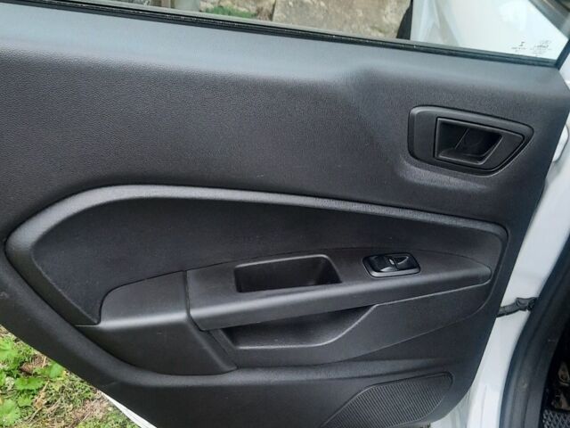 Белый Форд Фиеста, объемом двигателя 1.6 л и пробегом 66 тыс. км за 8500 $, фото 3 на Automoto.ua