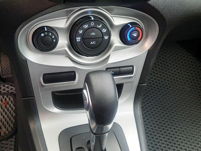 Белый Форд Фиеста, объемом двигателя 1.6 л и пробегом 66 тыс. км за 8500 $, фото 5 на Automoto.ua