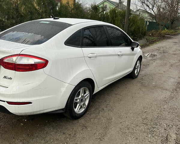 Білий Форд Фієста, об'ємом двигуна 1.6 л та пробігом 121 тис. км за 7500 $, фото 3 на Automoto.ua