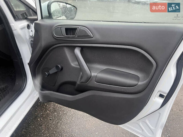 Белый Форд Фиеста, объемом двигателя 1.6 л и пробегом 153 тыс. км за 6900 $, фото 7 на Automoto.ua