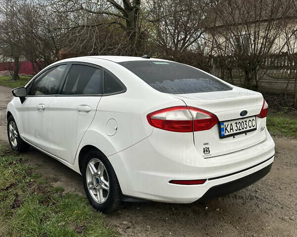 Білий Форд Фієста, об'ємом двигуна 1.6 л та пробігом 121 тис. км за 7500 $, фото 2 на Automoto.ua