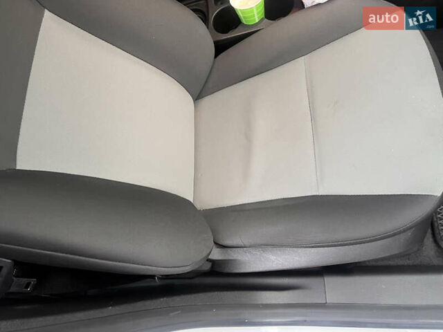 Белый Форд Фиеста, объемом двигателя 1.6 л и пробегом 153 тыс. км за 6900 $, фото 6 на Automoto.ua