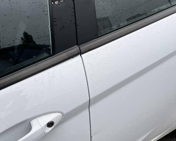 Белый Форд Фиеста, объемом двигателя 1.6 л и пробегом 153 тыс. км за 6900 $, фото 19 на Automoto.ua