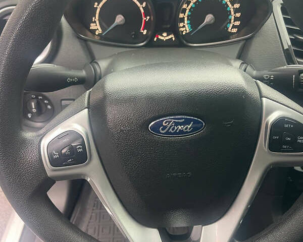 Білий Форд Фієста, об'ємом двигуна 1.6 л та пробігом 67 тис. км за 8999 $, фото 7 на Automoto.ua