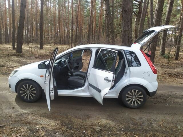 Білий Форд Фієста, об'ємом двигуна 1.2 л та пробігом 210 тис. км за 4100 $, фото 2 на Automoto.ua