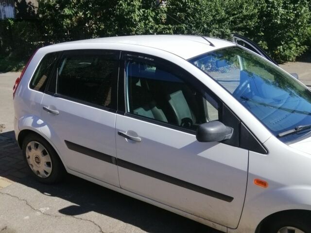 Білий Форд Фієста, об'ємом двигуна 1.2 л та пробігом 225 тис. км за 3200 $, фото 3 на Automoto.ua