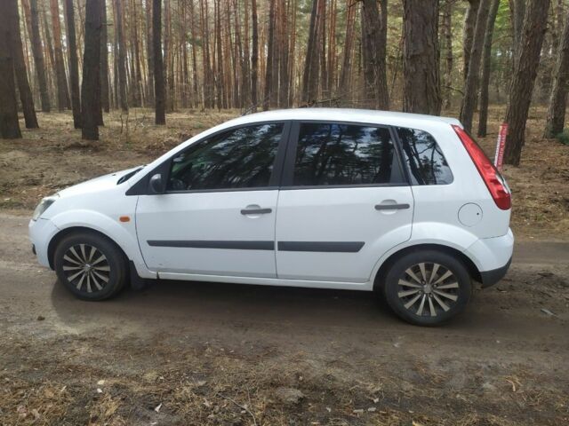 Білий Форд Фієста, об'ємом двигуна 1.2 л та пробігом 210 тис. км за 4100 $, фото 5 на Automoto.ua