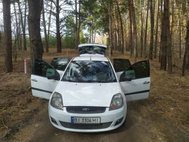 Білий Форд Фієста, об'ємом двигуна 1.2 л та пробігом 210 тис. км за 3200 $, фото 3 на Automoto.ua
