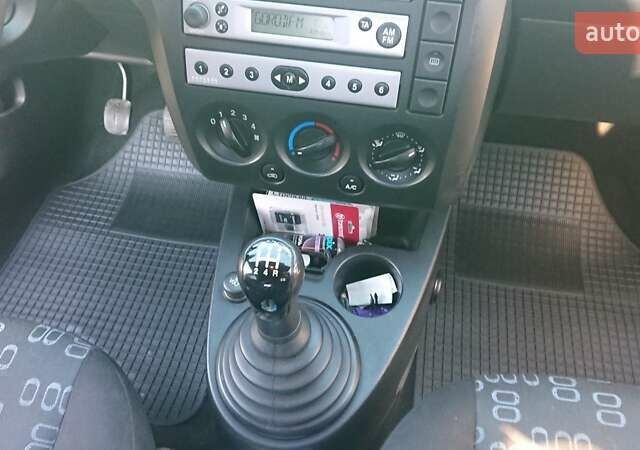 Бежевый Форд Фиеста, объемом двигателя 1.3 л и пробегом 153 тыс. км за 2700 $, фото 5 на Automoto.ua