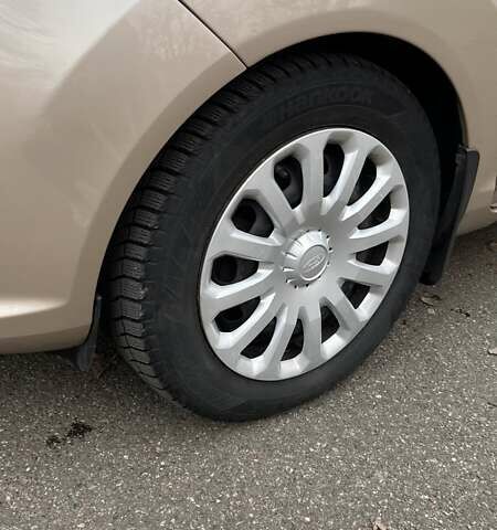 Бежевий Форд Фієста, об'ємом двигуна 1 л та пробігом 65 тис. км за 10000 $, фото 12 на Automoto.ua