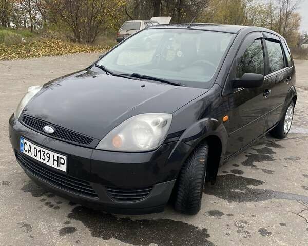 Черный Форд Фиеста, объемом двигателя 1.39 л и пробегом 180 тыс. км за 3600 $, фото 1 на Automoto.ua