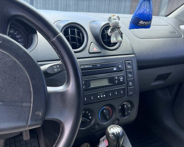 Черный Форд Фиеста, объемом двигателя 1.3 л и пробегом 232 тыс. км за 3800 $, фото 4 на Automoto.ua