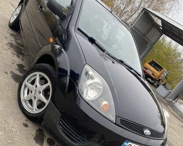 Черный Форд Фиеста, объемом двигателя 1.39 л и пробегом 180 тыс. км за 3600 $, фото 7 на Automoto.ua