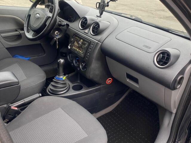 Черный Форд Фиеста, объемом двигателя 1.4 л и пробегом 160 тыс. км за 3600 $, фото 7 на Automoto.ua