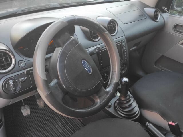 Черный Форд Фиеста, объемом двигателя 1.4 л и пробегом 1000 тыс. км за 3000 $, фото 4 на Automoto.ua