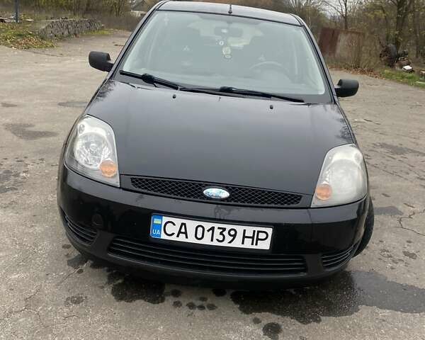 Черный Форд Фиеста, объемом двигателя 1.39 л и пробегом 180 тыс. км за 3600 $, фото 2 на Automoto.ua