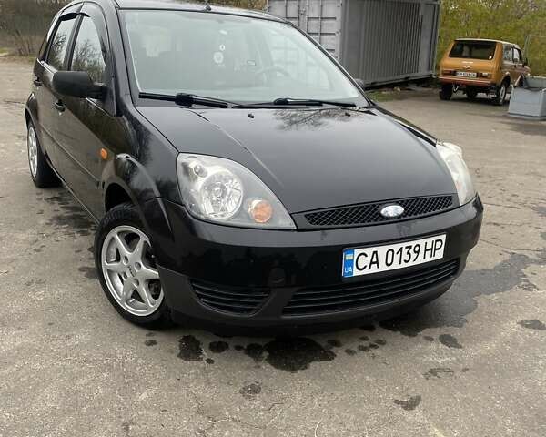 Черный Форд Фиеста, объемом двигателя 1.39 л и пробегом 180 тыс. км за 3600 $, фото 3 на Automoto.ua
