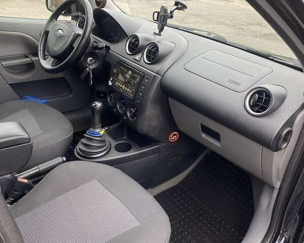 Черный Форд Фиеста, объемом двигателя 1.39 л и пробегом 180 тыс. км за 3600 $, фото 9 на Automoto.ua